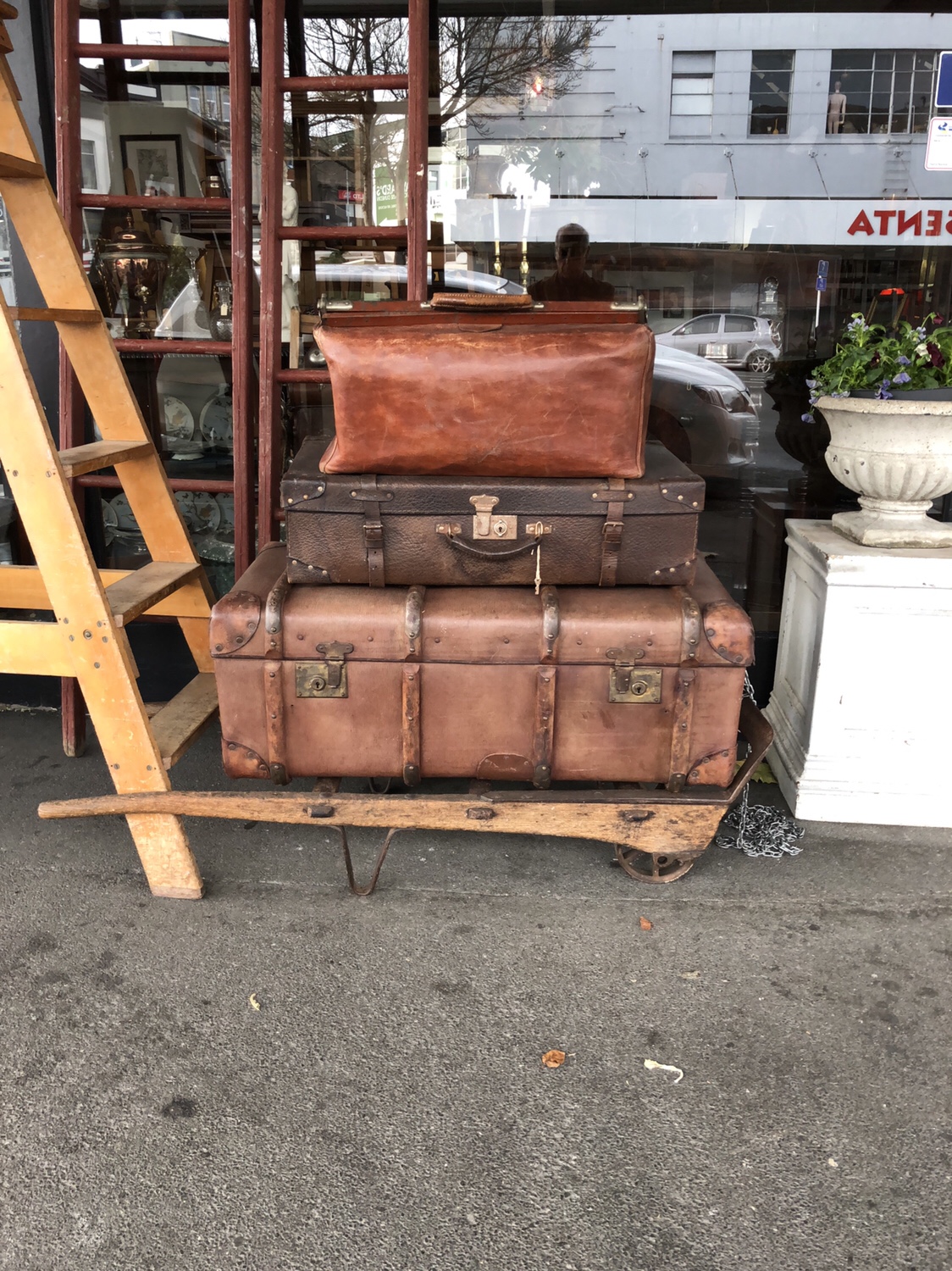 100. A SELECTION OF VINTAGE LUGGAGE.